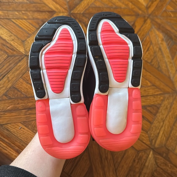 LIKE NEW! Nike Air Max 270 - Picture 9 of 16